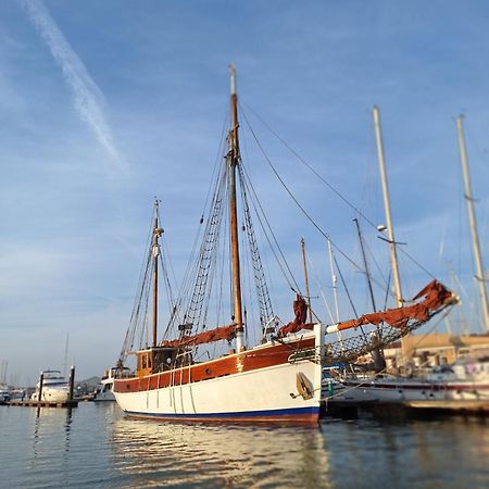 Historic Wooden Ship 'Ursula' Otel East Cowes Dış mekan fotoğraf