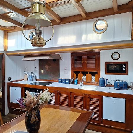 Historic Wooden Ship 'Ursula' Otel East Cowes Dış mekan fotoğraf