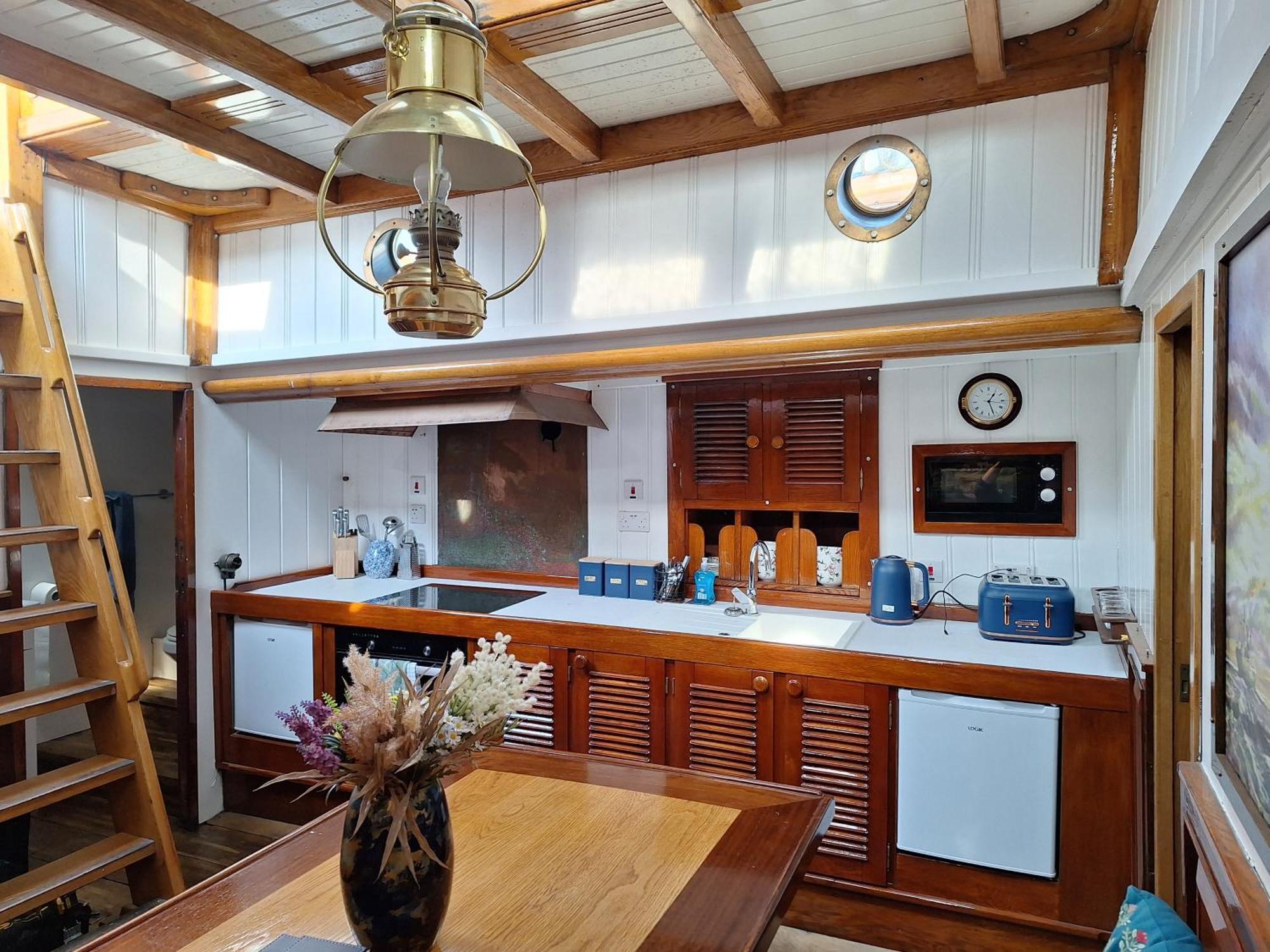 Historic Wooden Ship 'Ursula' Otel East Cowes Dış mekan fotoğraf