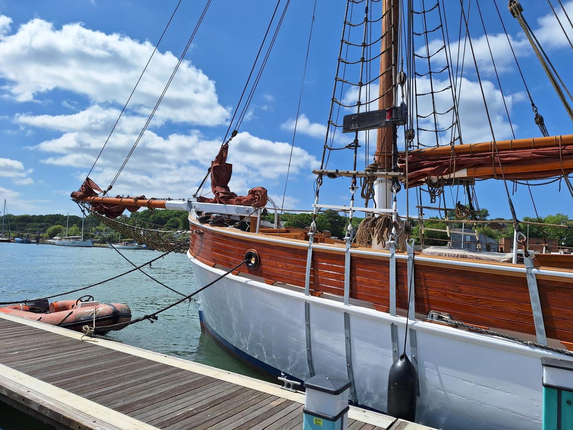 Historic Wooden Ship 'Ursula' Otel East Cowes Dış mekan fotoğraf